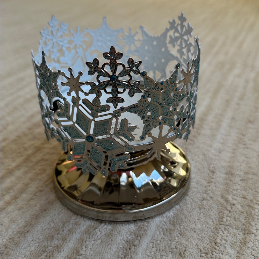 BATH & BODY WORKS GLITTERY SILVER BLUE SNOWFLAKES 3 WICK PEDESTAL CANDLE HOLDER